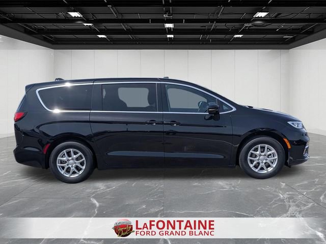 Used 2025 Chrysler Pacifica Select FWD image 6