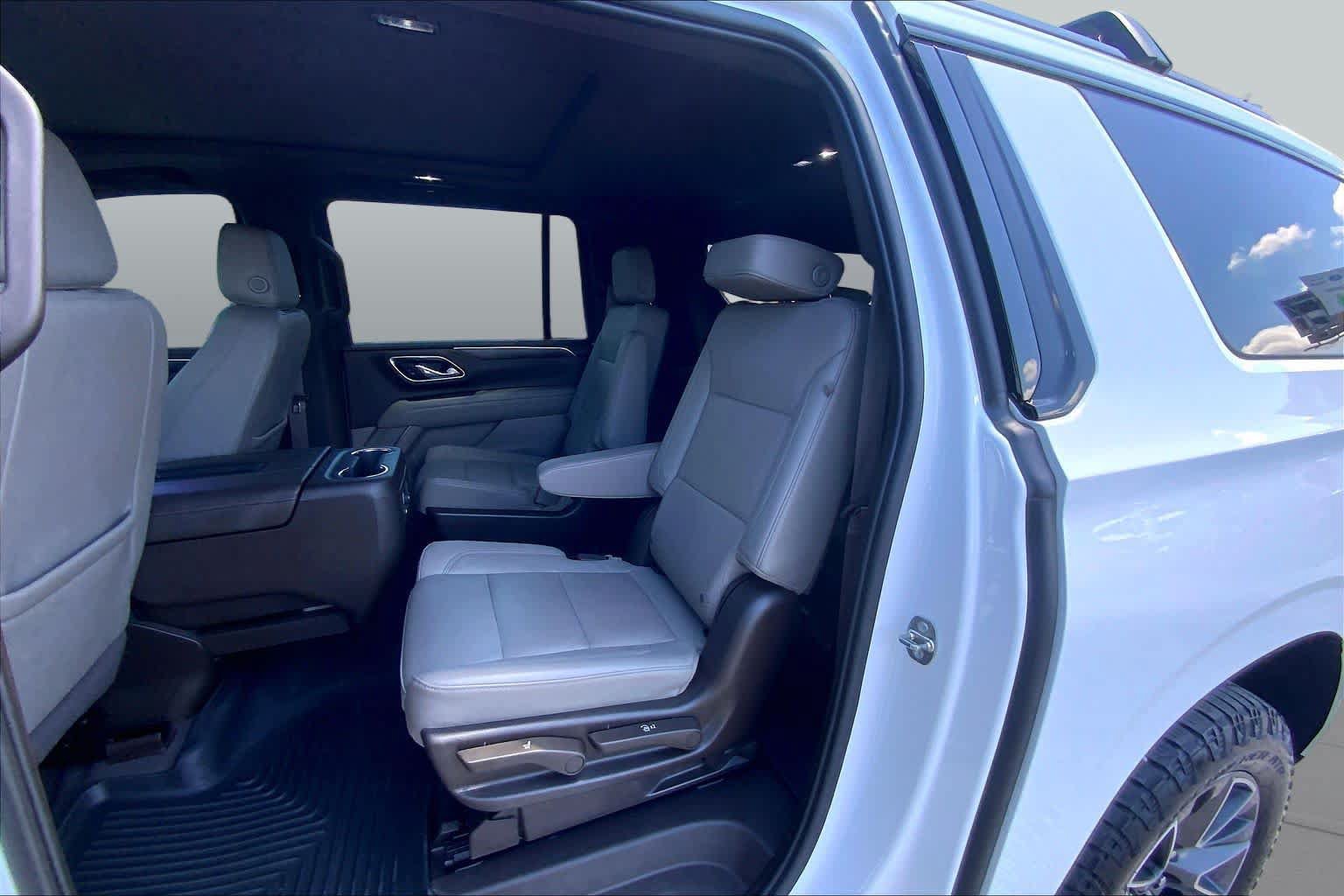 Used 2023 Chevrolet Suburban Z71 w/ Luxury Package AWD/4WD image 21