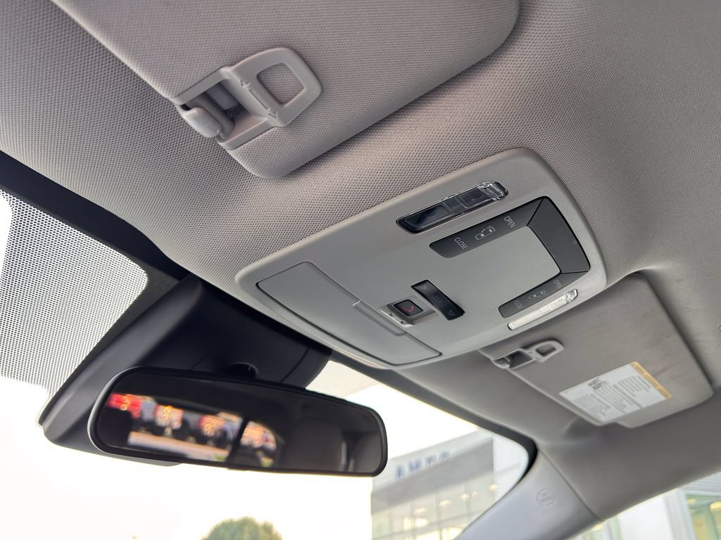 Used 2025 Toyota Sienna LE FWD image 23