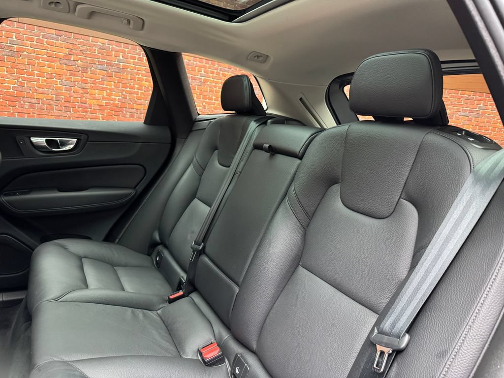 Used 2022 Volvo XC60 B5 Momentum AWD/4WD image 26