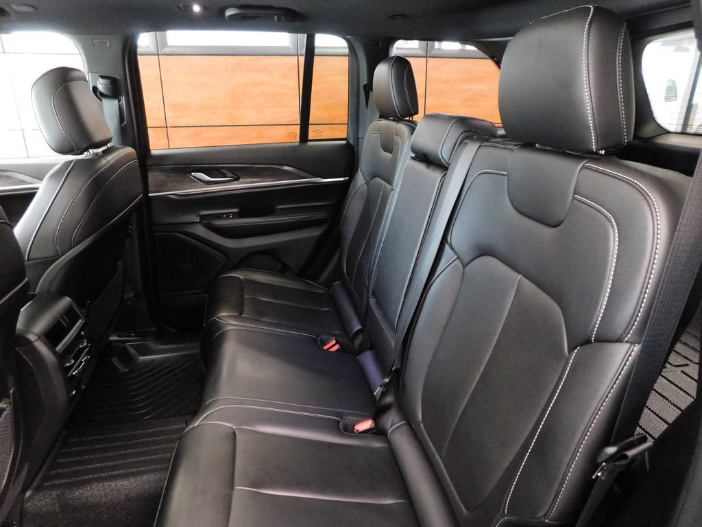 Used 2024 Jeep Grand Cherokee Limited w/ Black Appearance Package AWD/4WD image 33