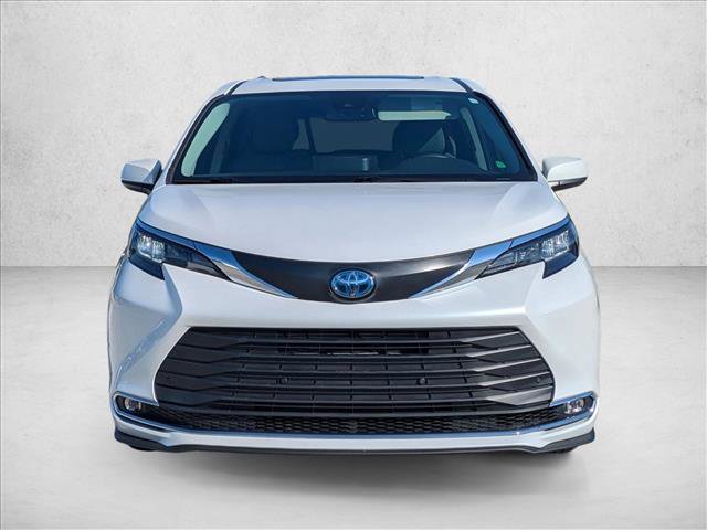 Used 2024 Toyota Sienna XLE image 2