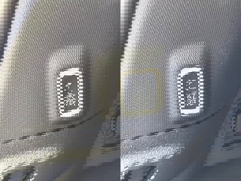 Used 2023 Jeep Grand Cherokee Summit w/ Luxury Tech Group V image 17