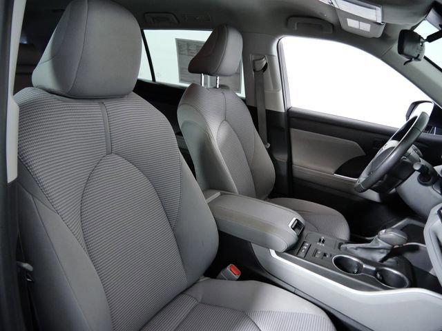 Used 2022 Toyota Highlander LE AWD/4WD image 11