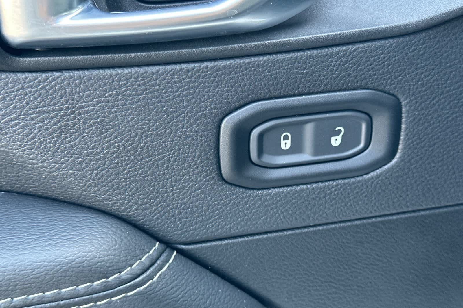 Used 2022 Jeep Wrangler Unlimited Sahara AWD/4WD image 14