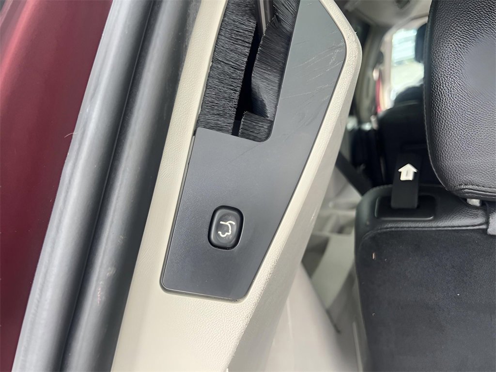 Used 2016 Chrysler Town & Country Touring image 36