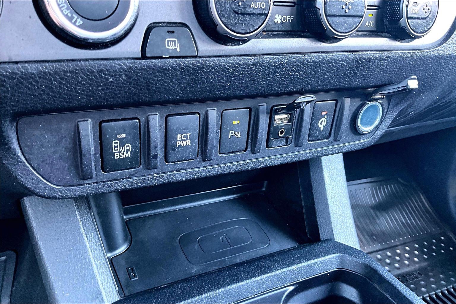 Used 2017 Toyota Tacoma TRD Sport AWD/4WD image 32