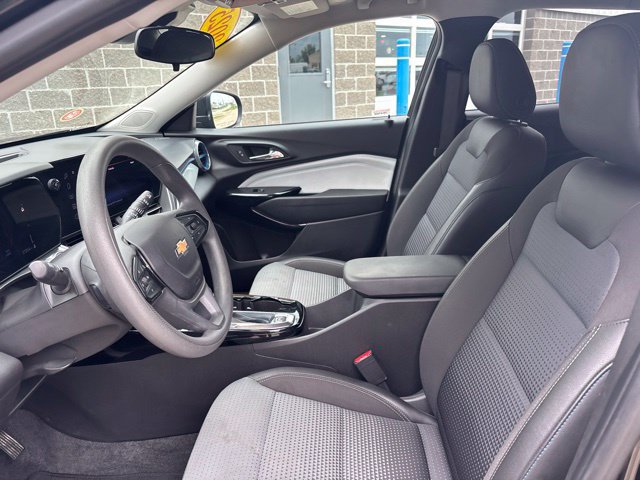 Used 2025 Chevrolet Trax LT FWD image 13