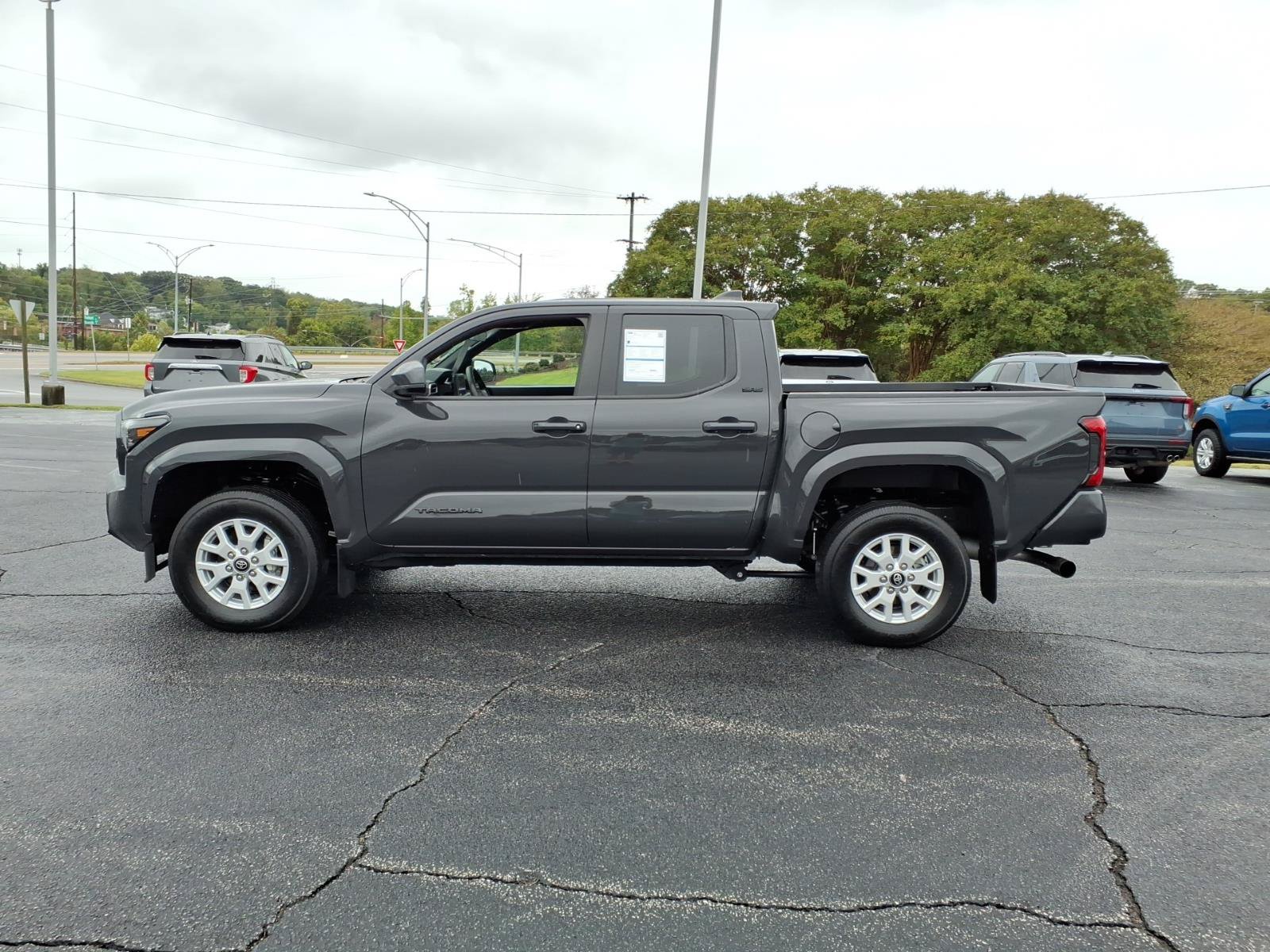 Used 2025 Toyota Tacoma SR5 AWD/4WD image 4