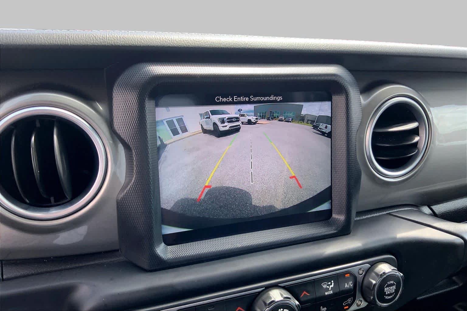 Used 2018 Jeep Wrangler Unlimited Sahara AWD/4WD image 27