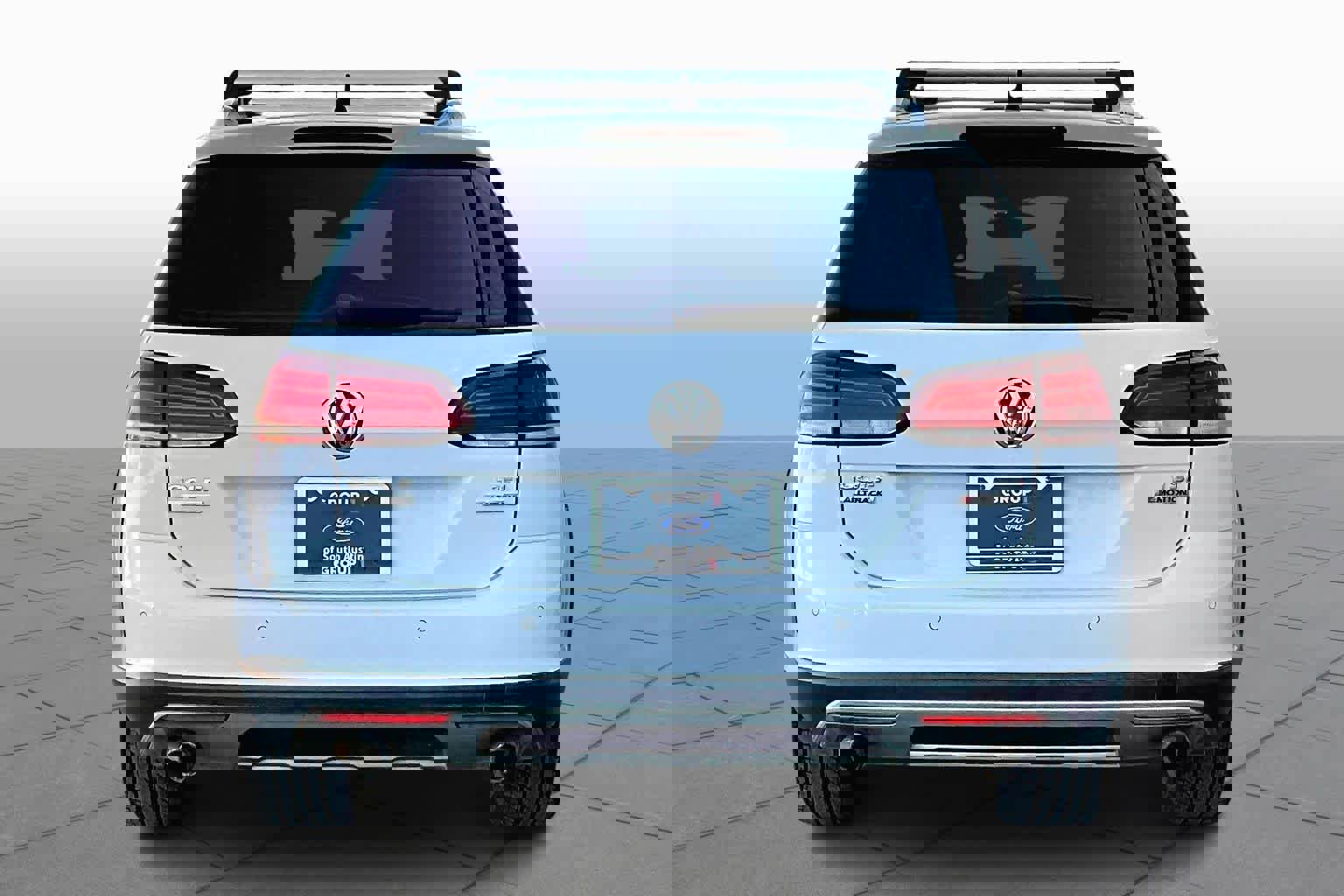 Used 2018 Volkswagen Golf Alltrack SEL image 2