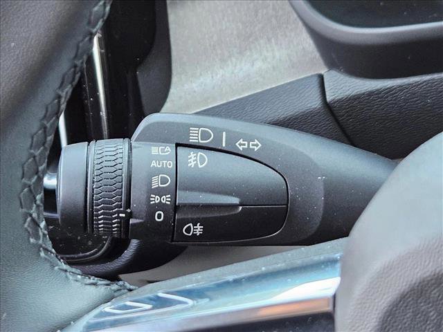 Used 2023 Volvo XC40 B5 Plus image 14