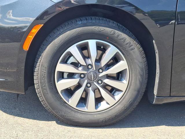 Used 2023 Chrysler Pacifica Touring-L FWD image 29