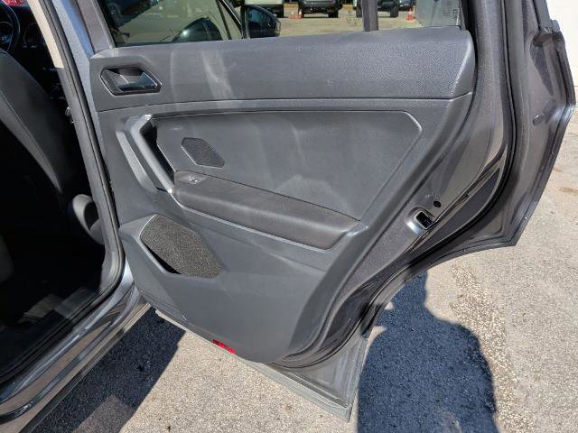 Used 2018 Volkswagen Tiguan SE w/ Panoramic Sunroof Package image 24