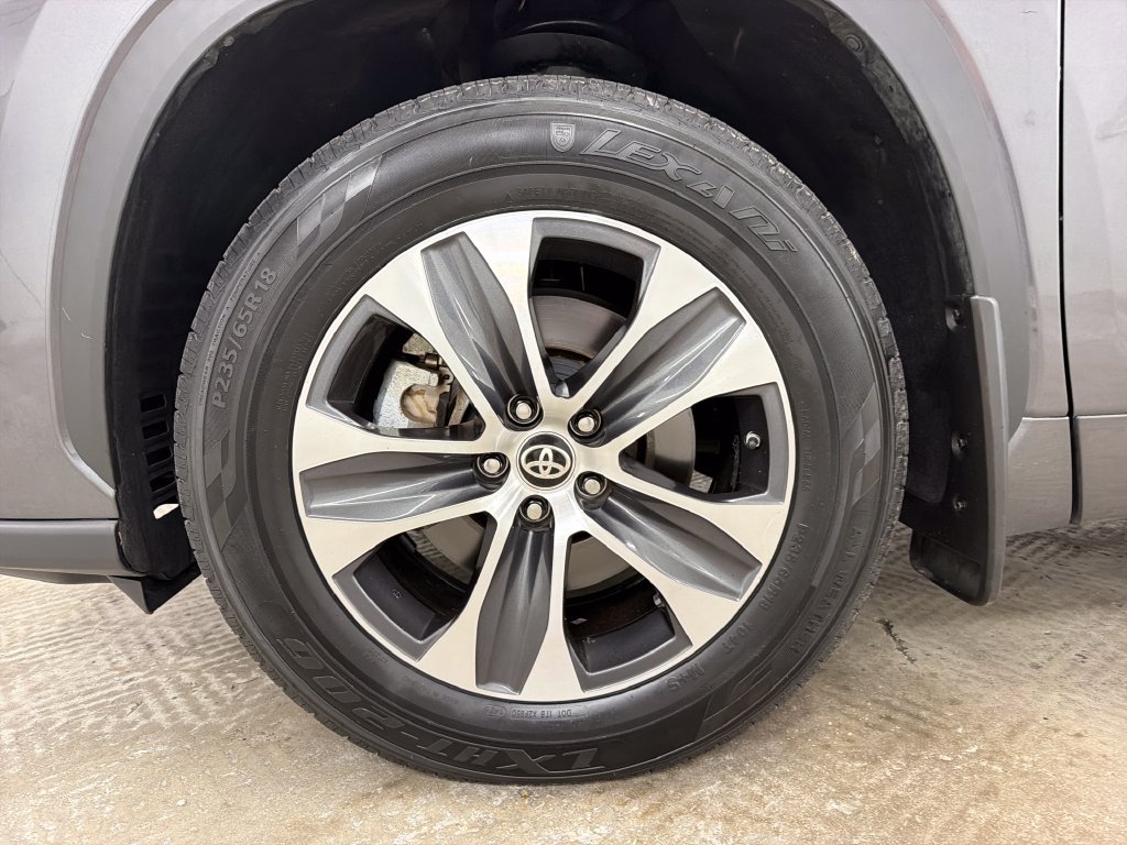 Used 2024 Toyota Highlander XLE FWD image 14