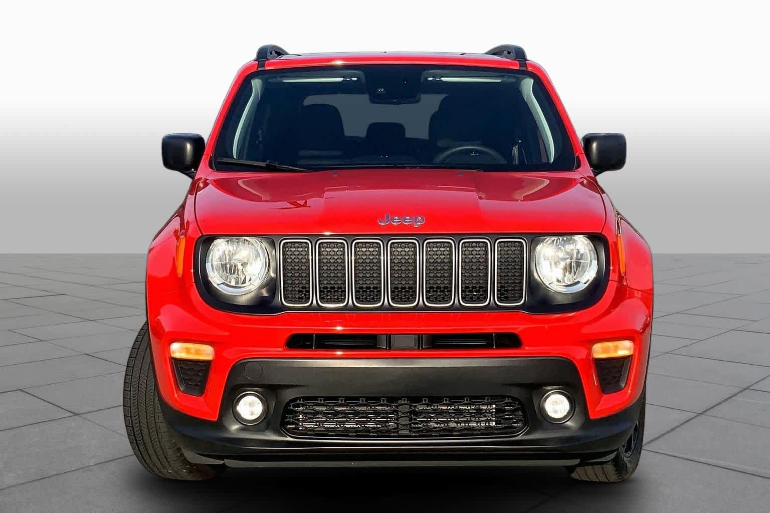 Used 2023 Jeep Renegade Latitude w/ Sun/Sound Group AWD/4WD image 4