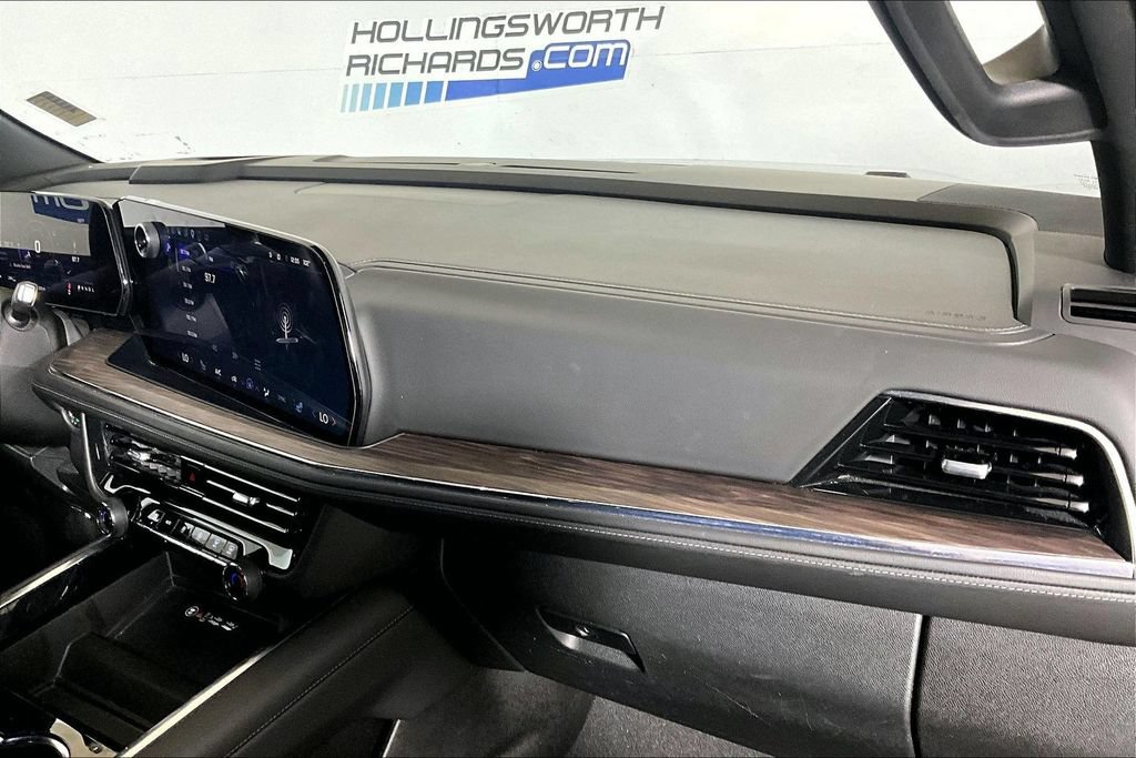 Used 2025 Chevrolet Suburban Z71 AWD/4WD image 12