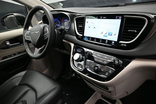 Used 2024 Chrysler Pacifica Touring-L FWD image 13