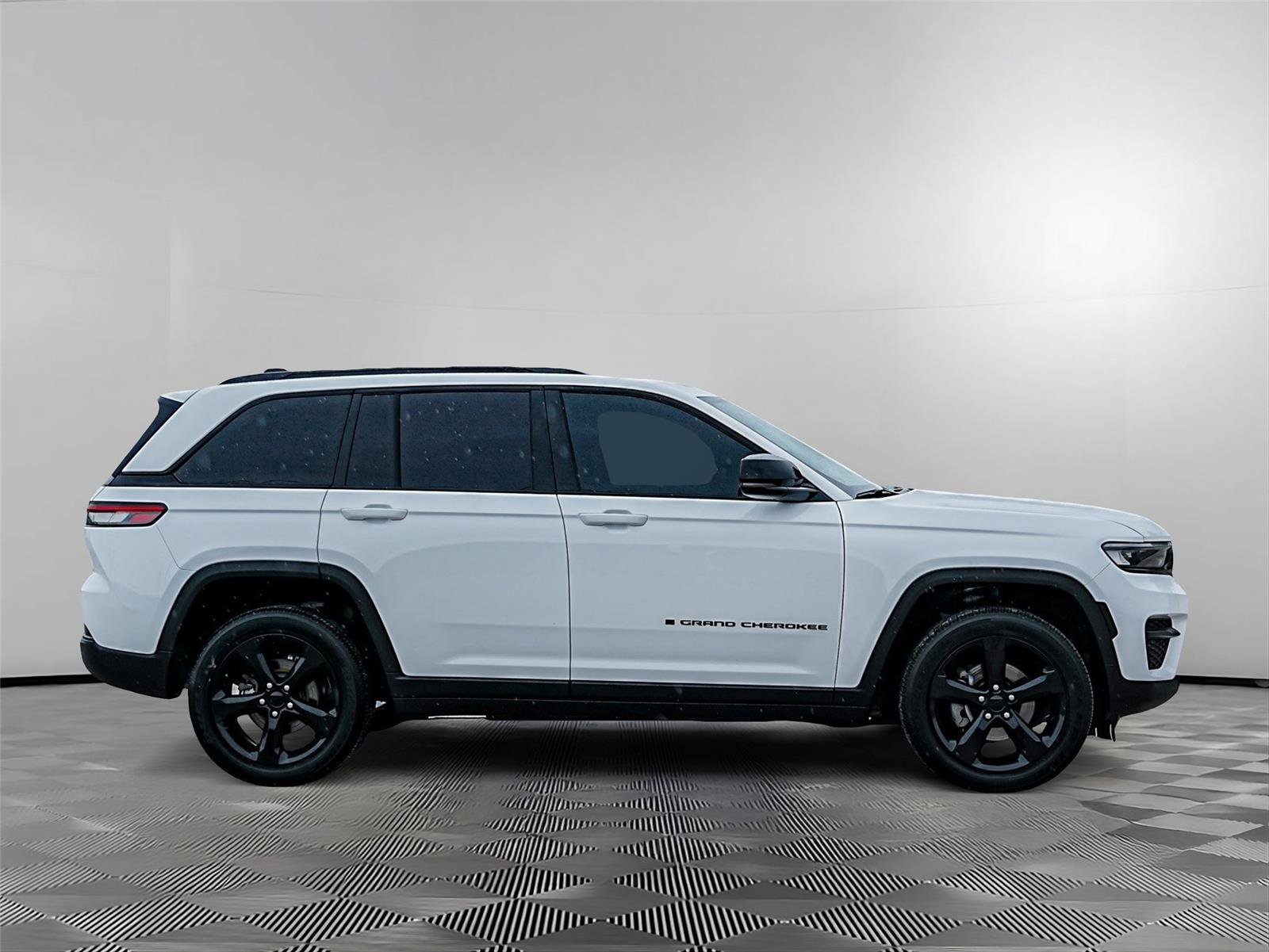 Used 2024 Jeep Grand Cherokee Altitude AWD/4WD image 3
