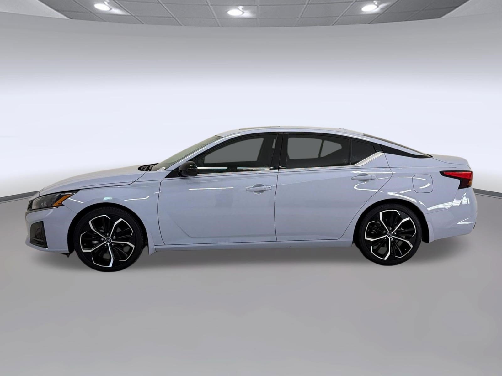 Used 2024 Nissan Altima 2.5 SR w/ SR Premium Package FWD image 2