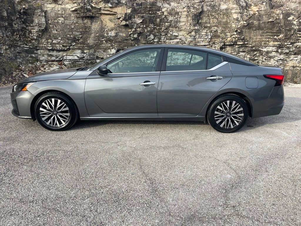 Used 2024 Nissan Altima 2.5 SV image 2