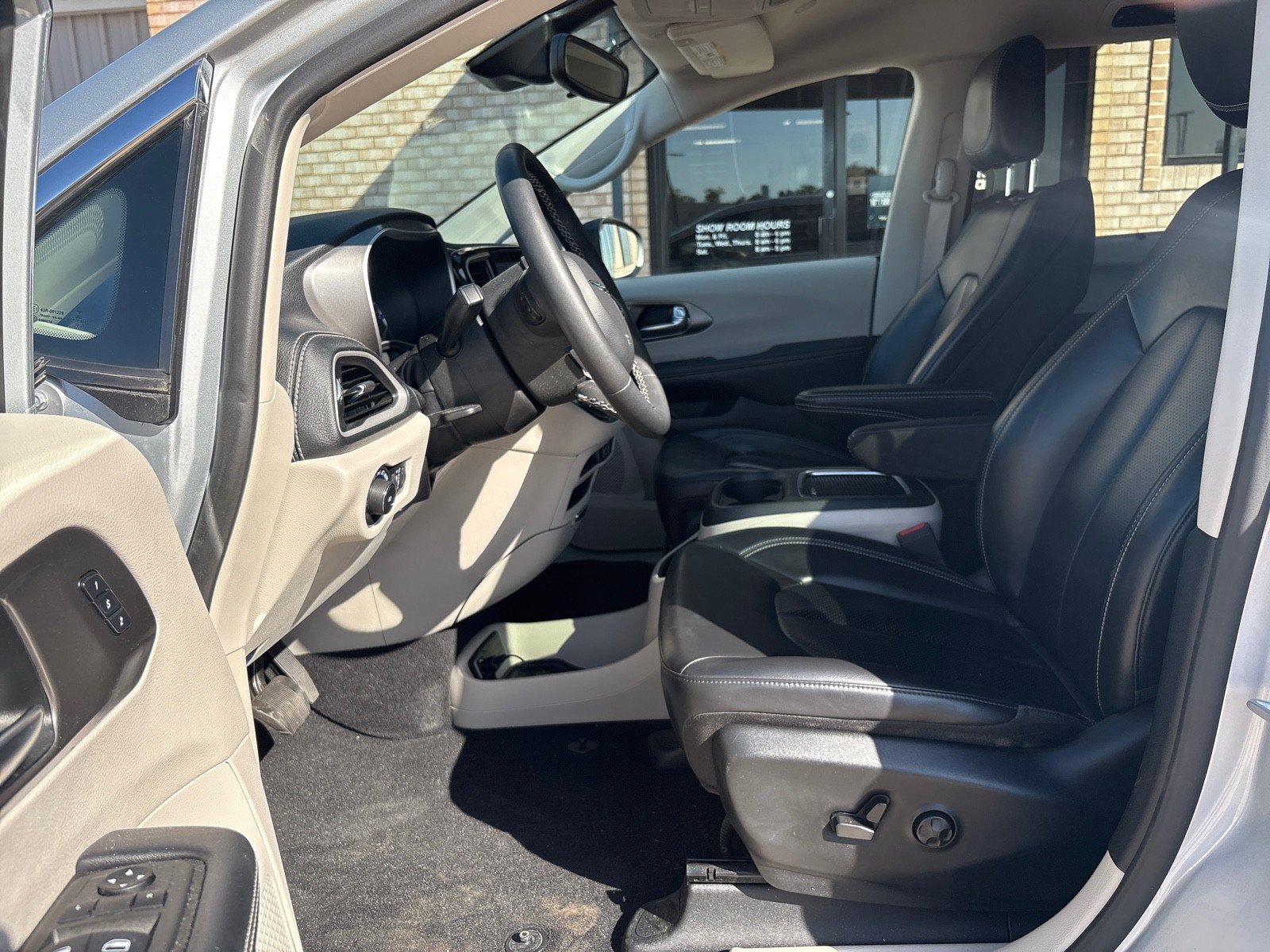 Used 2023 Chrysler Pacifica Touring-L FWD image 3