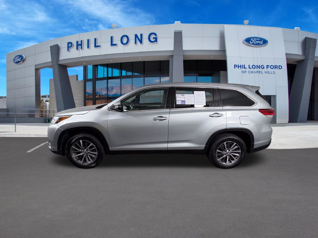 Used 2019 Toyota Highlander XLE FWD image 2