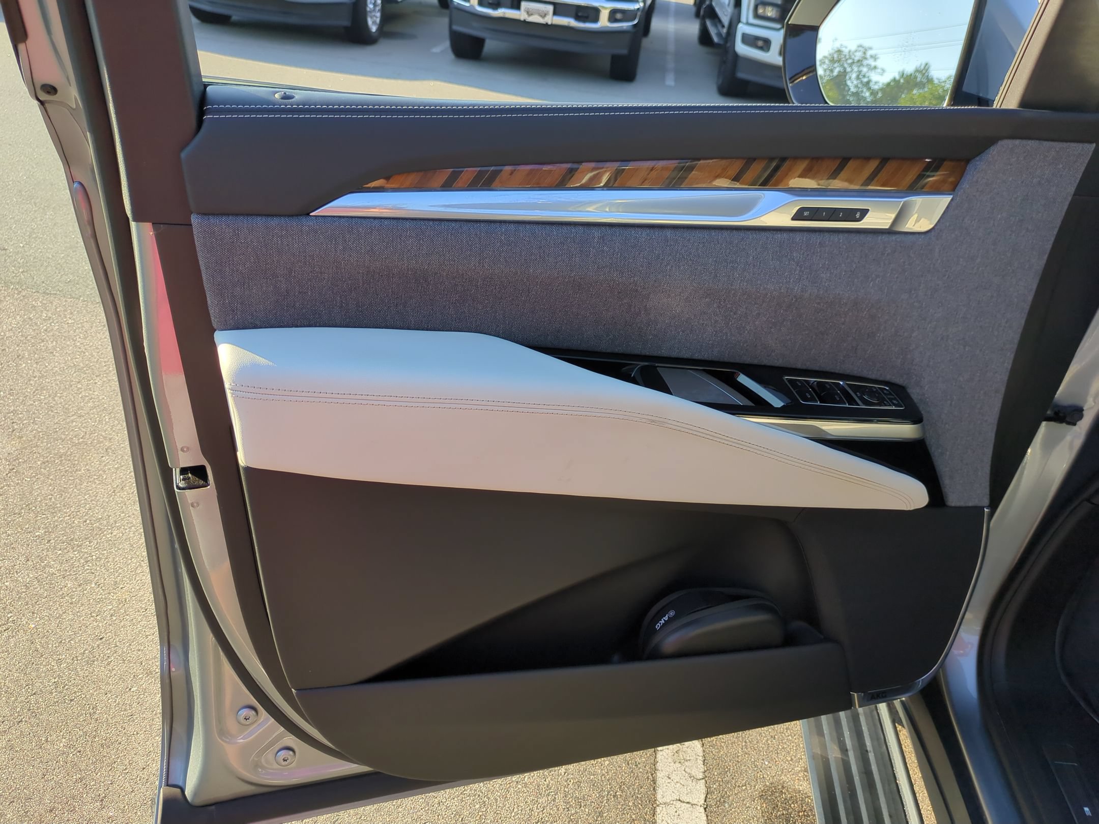 Used 2025 Cadillac Escalade ESV Sport Platinum w/ LPO, Floor Liner Package AWD/4WD image 14
