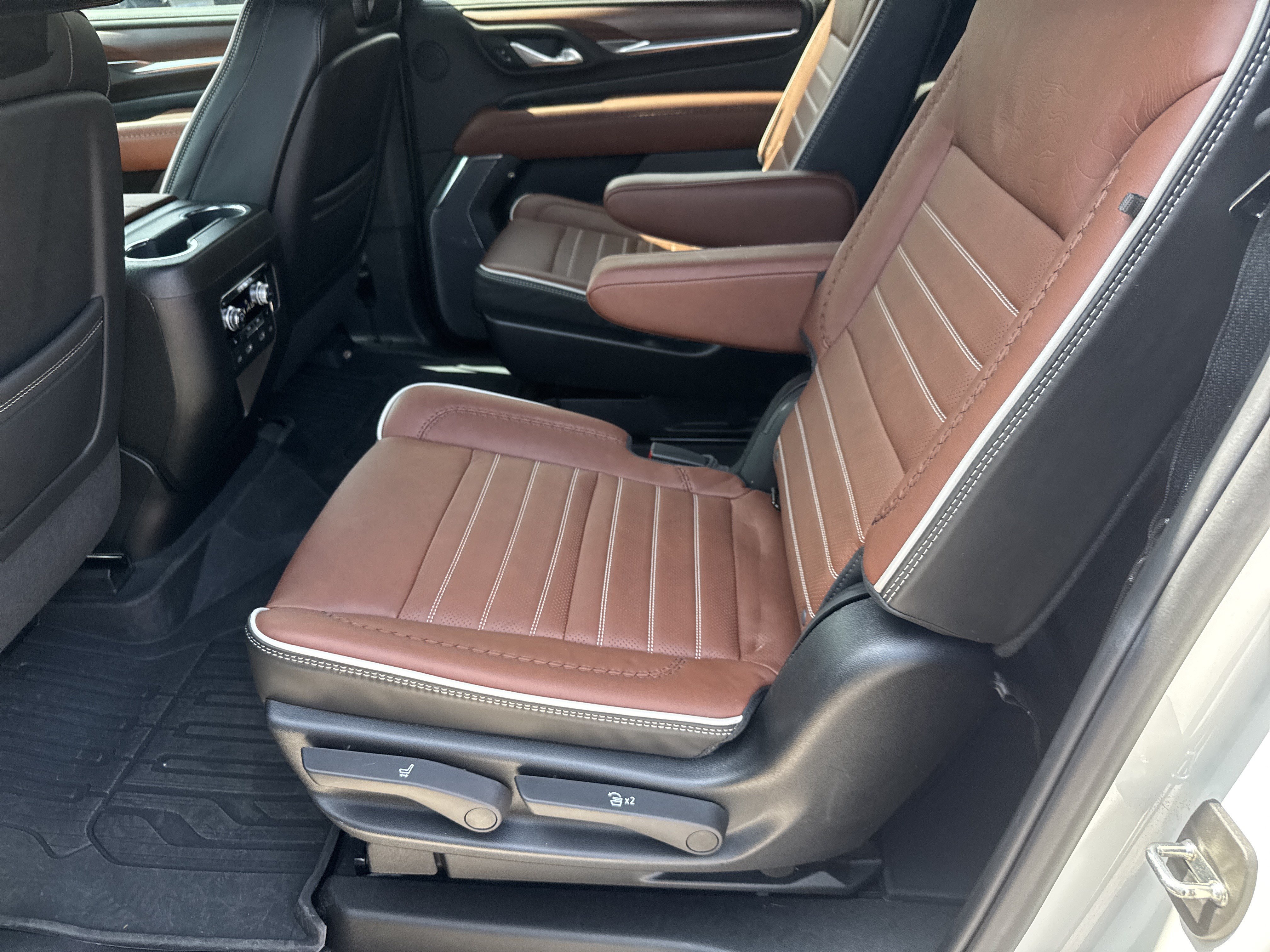 Used 2023 GMC Yukon XL Denali Ultimate w/ LPO, Floor Liner Package AWD/4WD image 11
