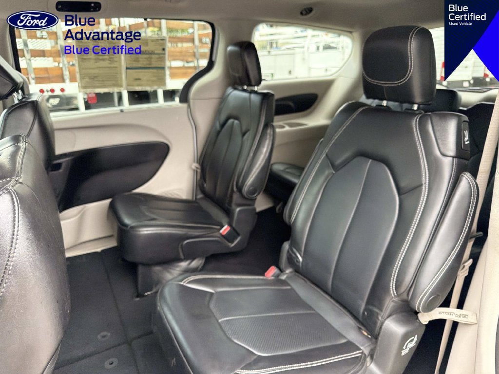 Used 2023 Chrysler Pacifica Touring-L FWD image 14