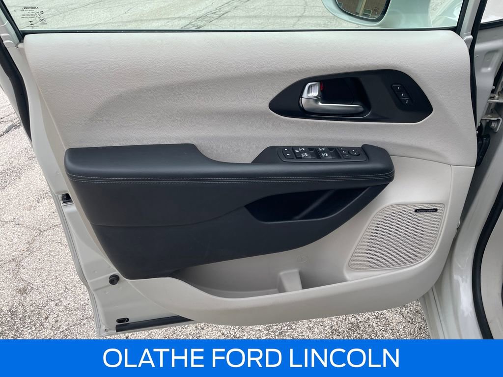 Used 2020 Chrysler Pacifica Limited FWD image 21