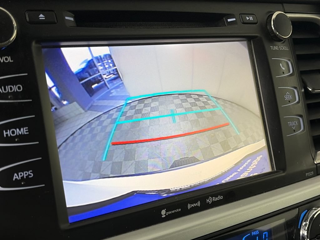 Used 2018 Toyota Highlander Plus w/ Carpet Mat Package (TMS) AWD/4WD image 20