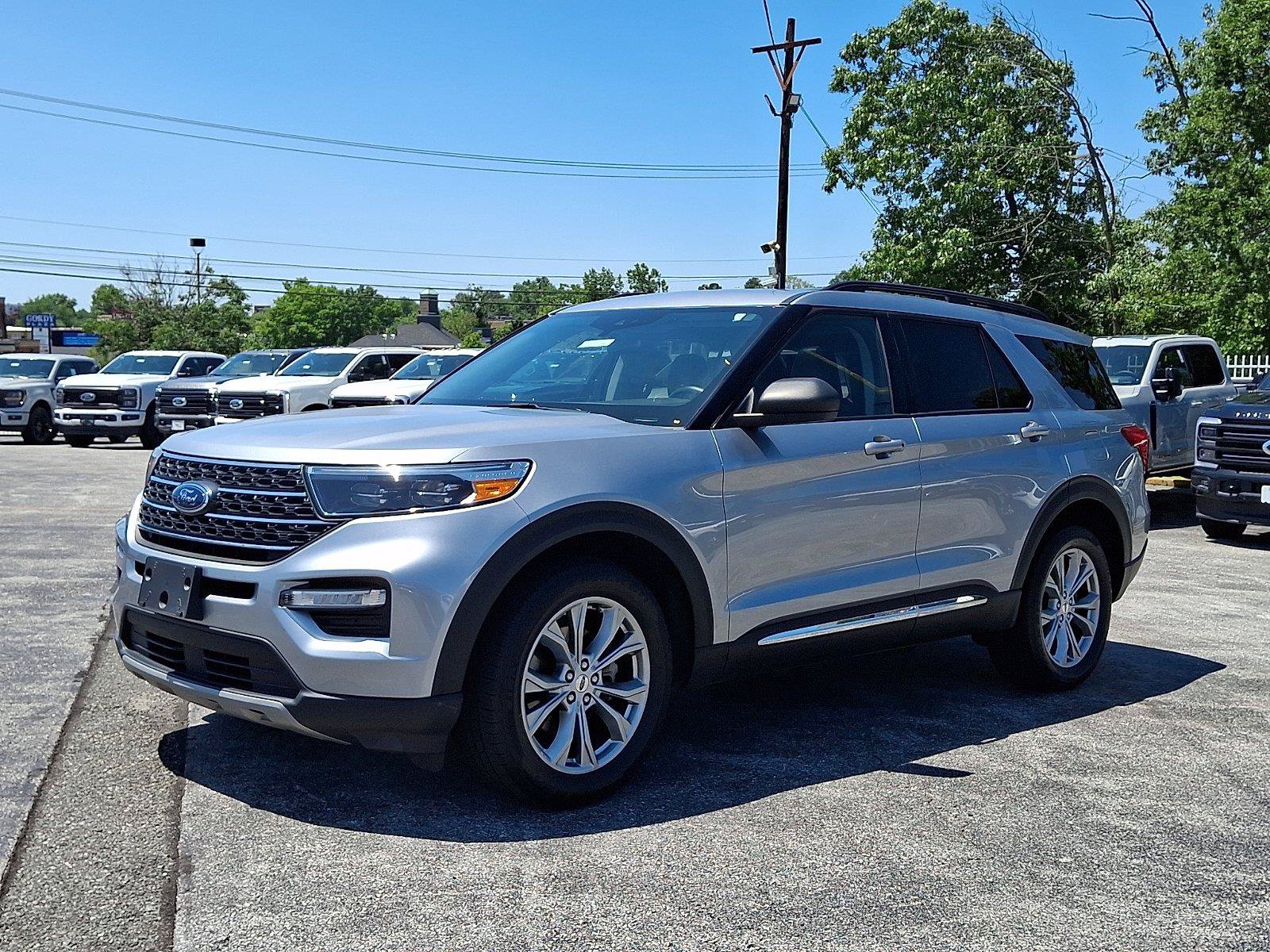Certified 2023 Ford Explorer XLT w/ Equipment Group 202A AWD/4WD image 3