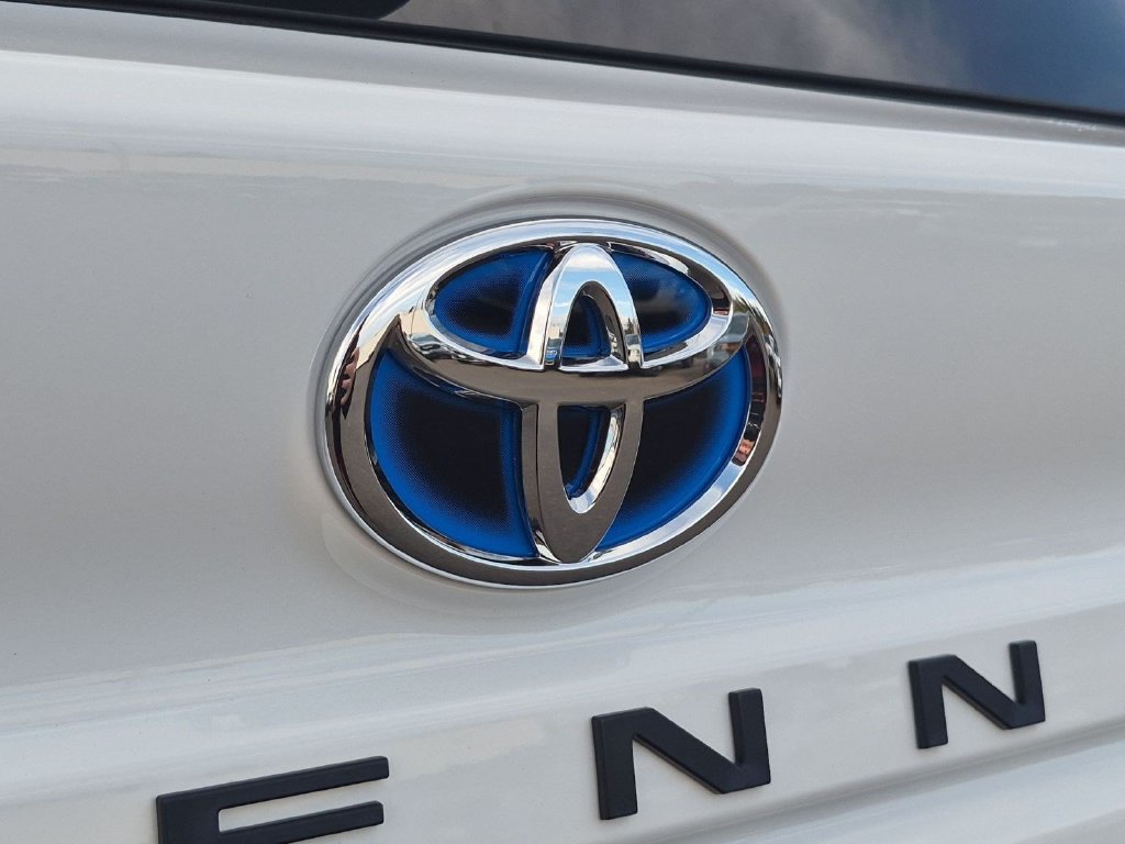 Used 2024 Toyota Sienna LE AWD/4WD image 25