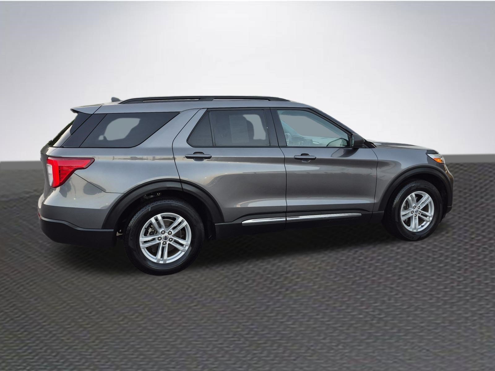 Certified 2024 Ford Explorer XLT RWD image 4