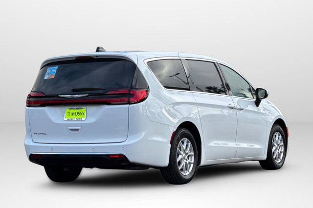 Used 2023 Chrysler Pacifica Touring-L image 3