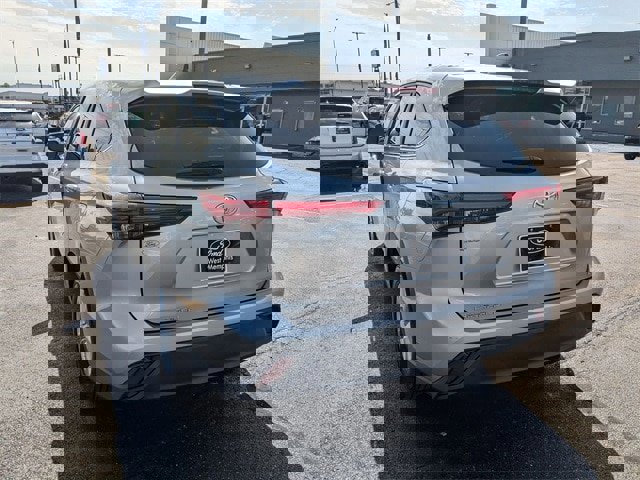 Used 2023 Toyota Highlander L image 3