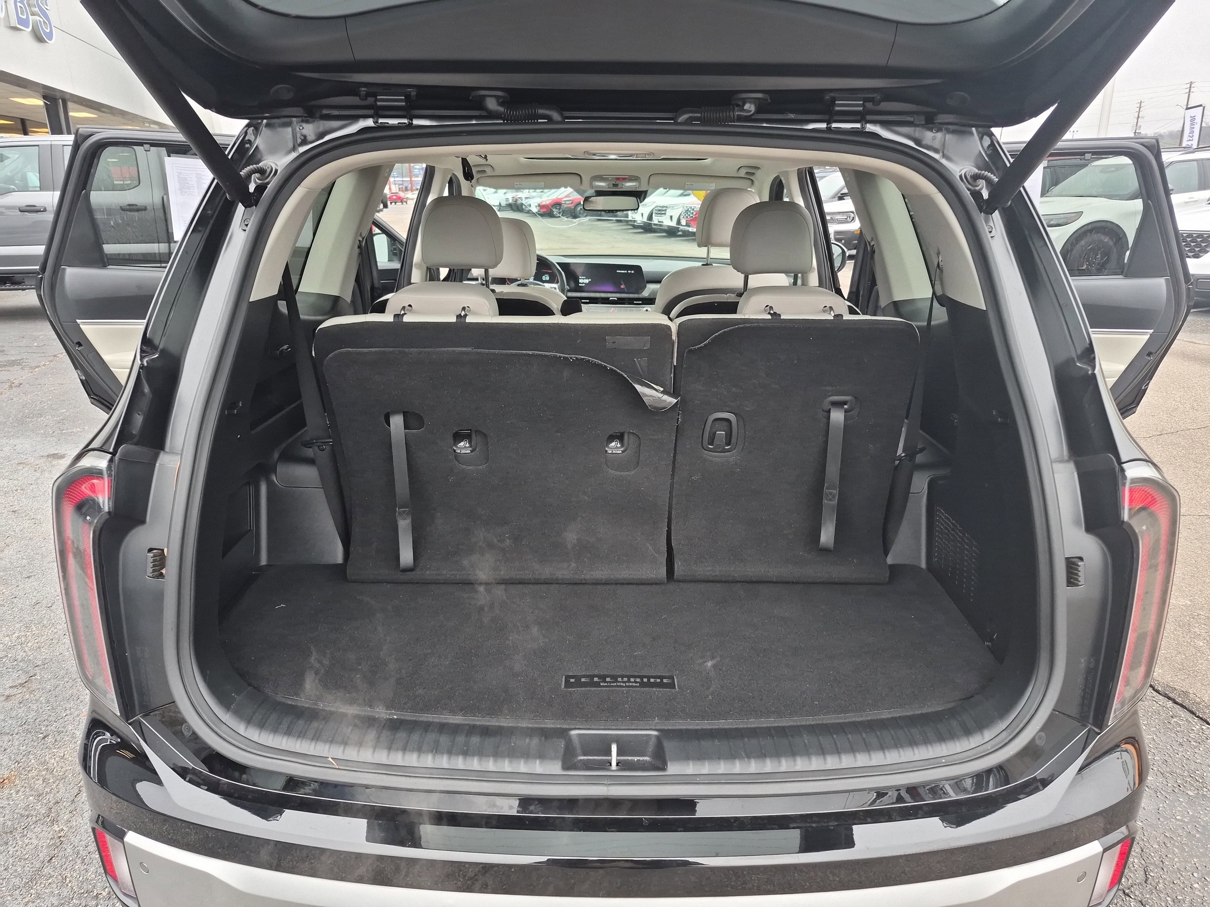 Used 2024 Kia Telluride EX w/ EX Captain's Chair Package image 17