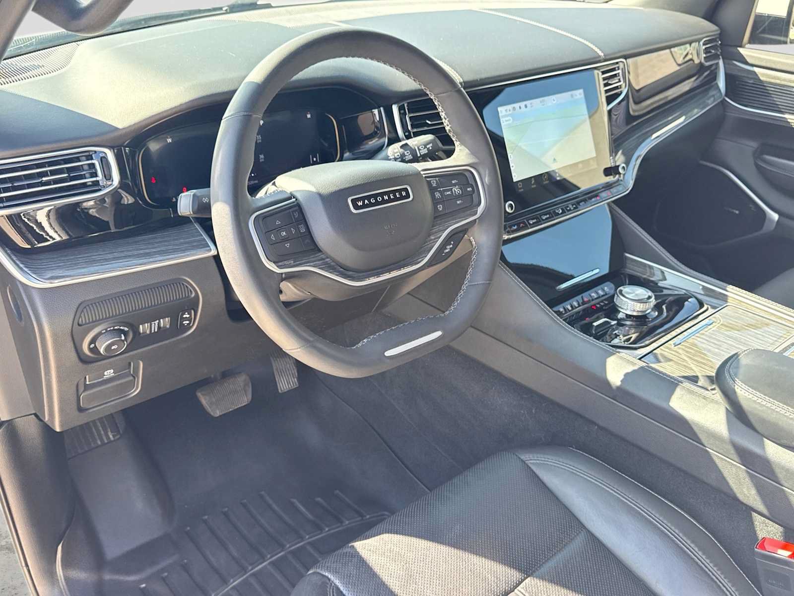 Used 2022 Jeep Wagoneer Series II w/ Premium Group I AWD/4WD image 2