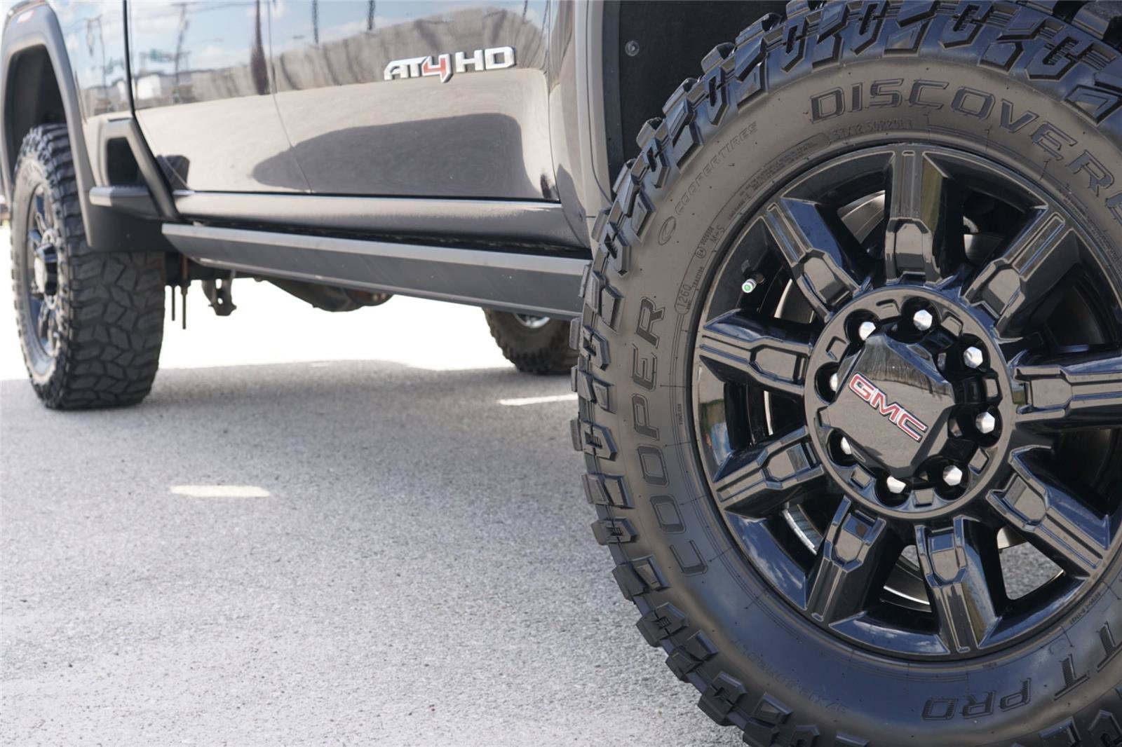 Used 2024 GMC Sierra 2500 AT4 w/ AT4 Premium Plus Package AWD/4WD image 2