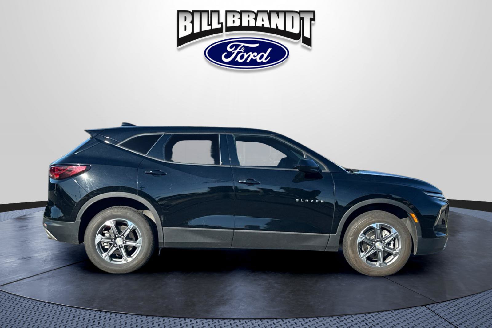 Used 2025 Chevrolet Blazer LT FWD image 2