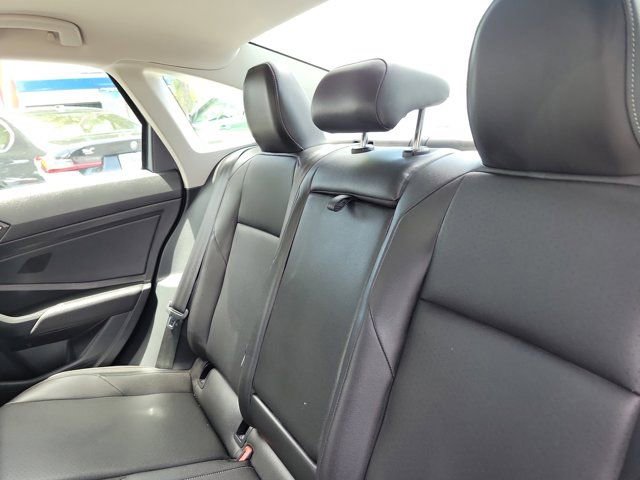 Used 2019 Volkswagen Jetta SE w/ Cold Weather Package FWD image 15