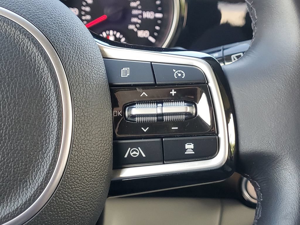 Used 2024 Kia Carnival EX FWD image 25
