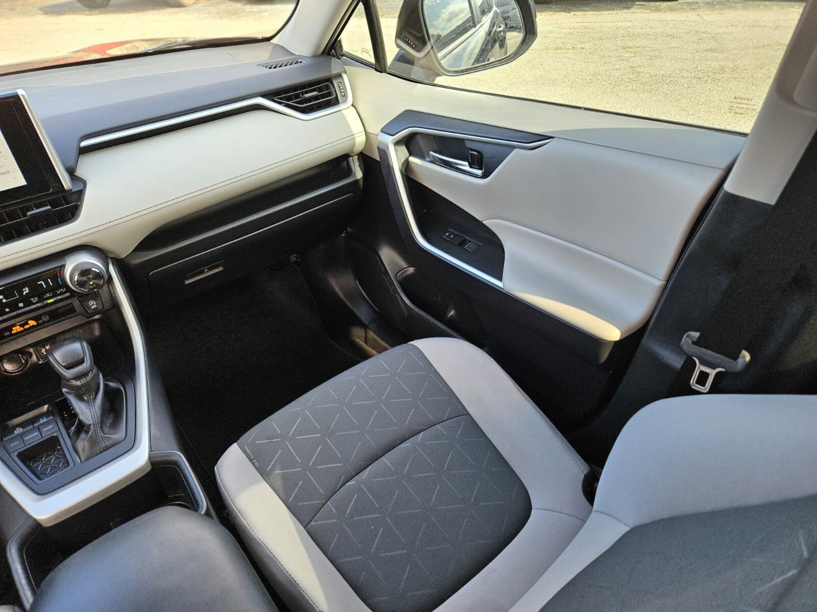 Used 2025 Toyota RAV4 XLE image 16