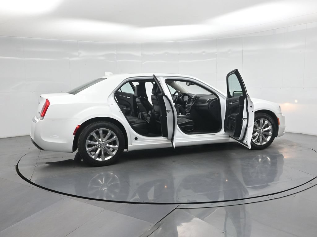 Used 2020 Chrysler 300 Limited AWD/4WD image 4