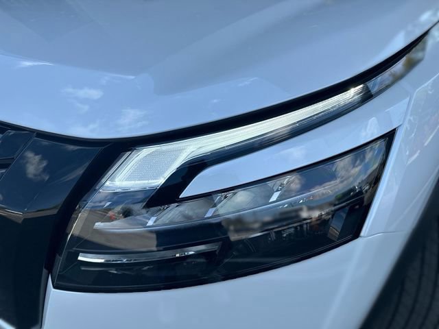 Used 2025 Nissan Pathfinder Platinum w/ Black Appearance Package image 9