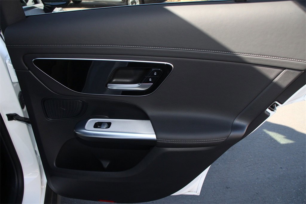 Used 2025 Mercedes-Benz GLC 300 4MATIC image 27