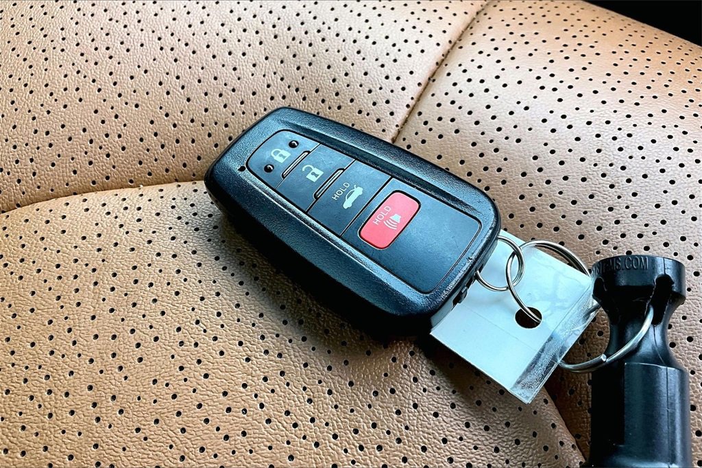 Used 2022 Toyota Avalon Limited image 11