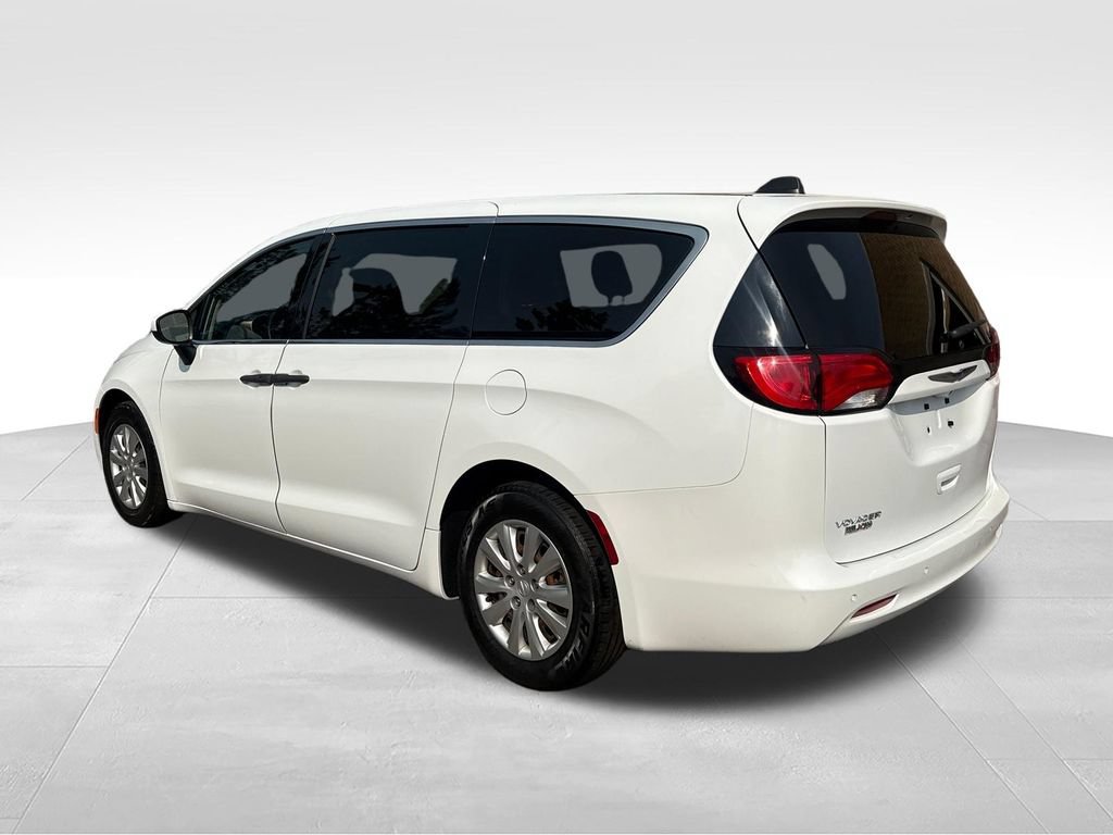 Used 2020 Chrysler Voyager L FWD image 5