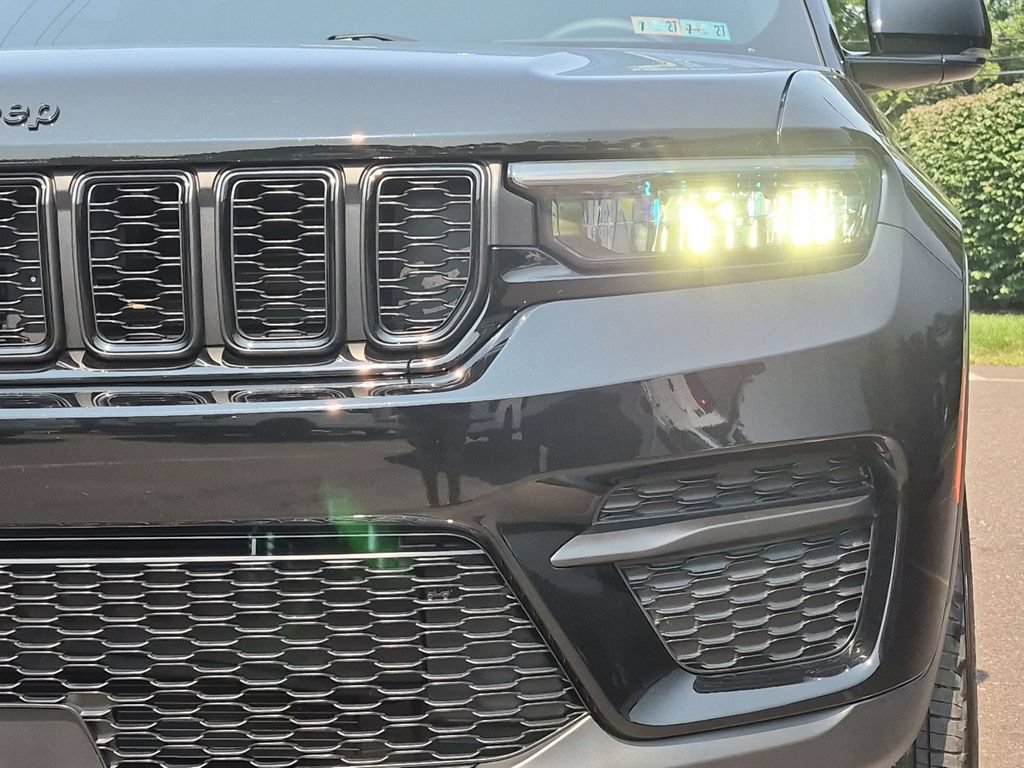 Used 2024 Jeep Grand Cherokee Altitude AWD/4WD image 4